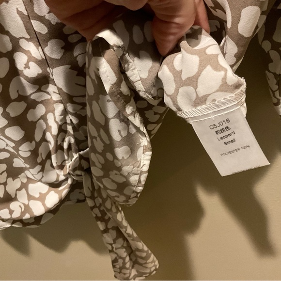 EUC Small Tan & White Tie Front Top - Picture 4 of 4